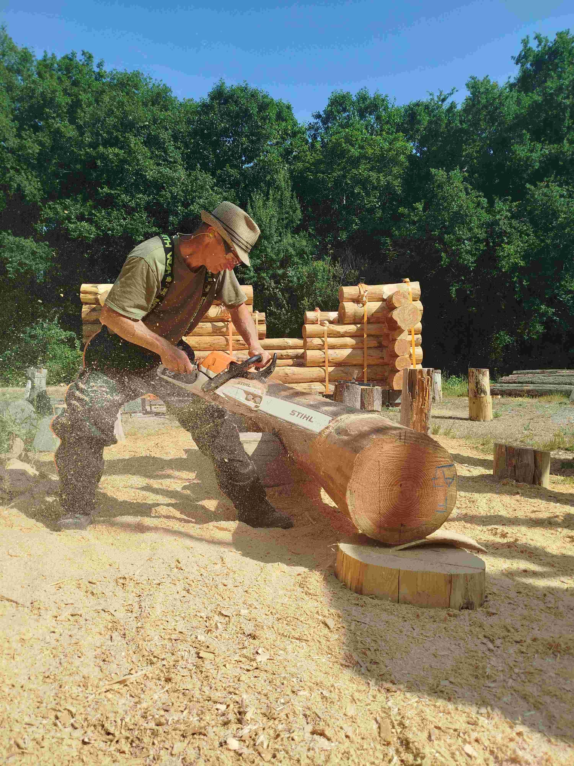 découpe des rondins de pin douglas à l'atelier TST, fustier constructeur de maisons en rondins près de Nantes