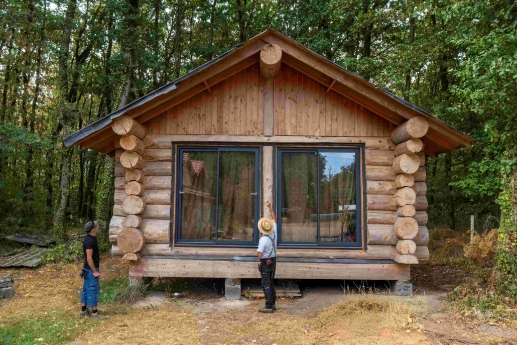 techniques d'assemblage des rondins de pin douglas à l'atelier TST, fustier constructeur de maisons en rondins près de Nantes